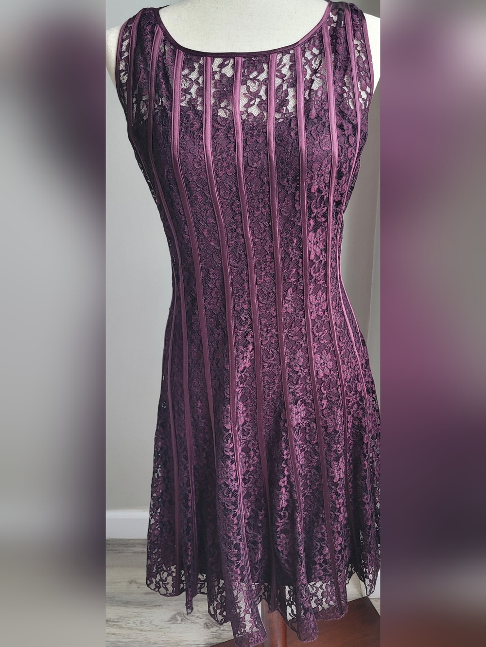 SLNY Plum Lace Cocktail Dress Fall Wedding Guest Fit & Flare Size 6 NWOT